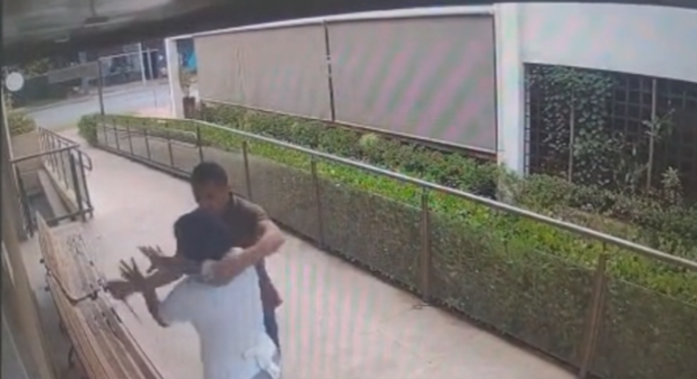 Homem tenta esfaquear a ex-companheira em frente ao local de trabalho dela