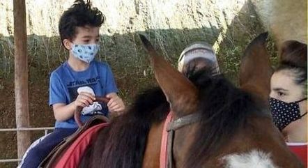 Terapia com cavalos ajuda crianças e idosos com deficiência