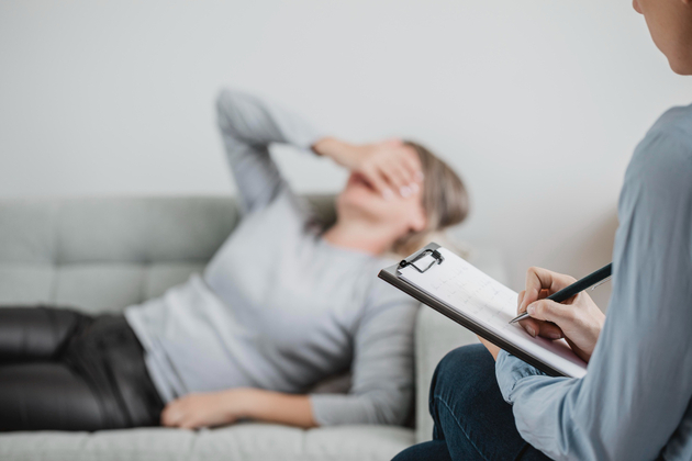 Dica fundamental: Cuidar do psicológico — quem trabalha com redação sabe que, muitas vezes, o maior
obstáculo para a aprendizagem não é de natureza técnica, e sim psicológica.
Muitas vezes, ao fim do ensino médio, alunos que tinham bons resultados no
colégio podem não conseguir o mesmo nos cursos preparatórios ou nos exames. O progresso na redação é lento e exige insistência,
paciência. Diante das dificuldades, tendemos a apelar para um “tudo ou nada”:
como não consigo tirar 1000, deixo a redação de lado. Cada um deve fazer uma
boa avaliação sobre a maneira como está lidando com a escrita e as avaliações,
seja individualmente, seja com auxílio de outros. Desistir, jamais