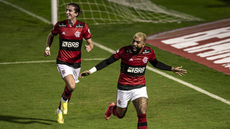 Flamengo fica atrás duas vezes, mas vira e vence o Vélez na