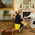 É real! Rainha Elizabeth 2ª usava bolsa para se comunicar (DOMINIC LIPINSKI / POOL / AFP)