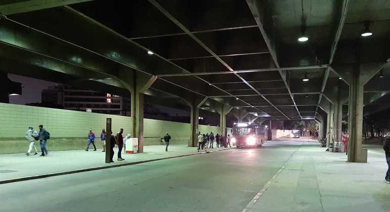 No terminal de ônibus do Belém, poucos coletivos circulando e passageiros na espera