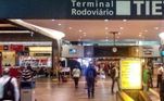 Mais de 110 mil pessoas embarcaram nos terminais rodoviários de São Paulo entre quarta-feira (15) e quinta (16), segundo previsão da Socicam, concessionária responsável pela gestão dos terminais Tietê, Barra Funda e Jabaquara. Os destinos mais procurados são Rio de Janeiro, Curitiba, Belo Horizonte, cidades de Santa Catarina, interior e litoral sul de São Paulo. Durante todo o feriado até segunda-feira (20), cerca de 540 mil passageiros vão embarcar e desembarcar pelos três terminais rodoviários