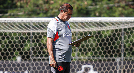 Técnico Ramón Díaz em treino do Vasco