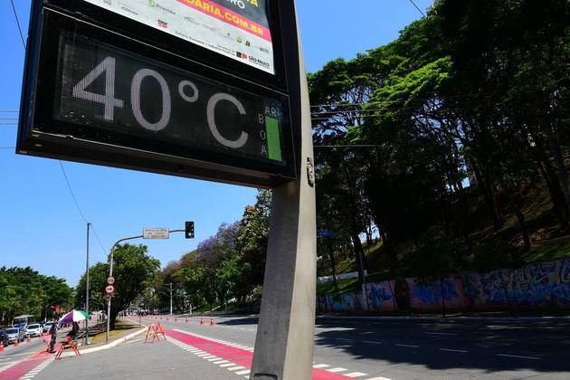 Termmetro de rua marca 40 graus, na zona Norte de SP, em dia de sol, calor, e clima seco, no domingo (24). Estado Contedo  Fotoarena / Roberto Casimiro  24.09.2023