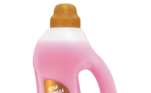 Ternura.Representado por um lírio rosa, o amaciante possui um aroma delicado. Estádisponível nos tamanhos de 500ml, 1L e 5L. 