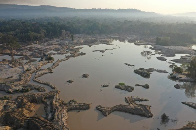 Área degradada por garimpo ilegal de ouro na terra indígena Sararé