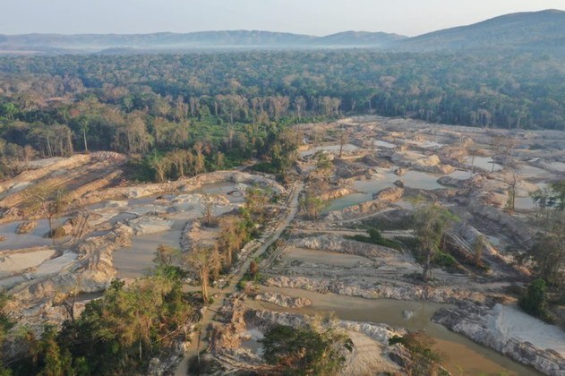 Área degradada por garimpo ilegal de ouro na terra indígena Sararé