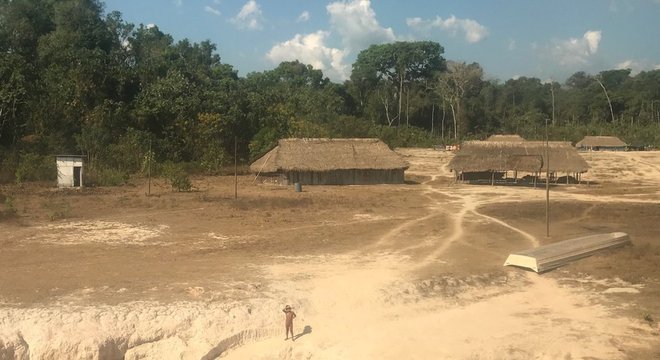  Aldeia kayapó nos limites da Terra Indígena Mekragnoti, onde visitantes precisam se identificar antes de seguir viagem