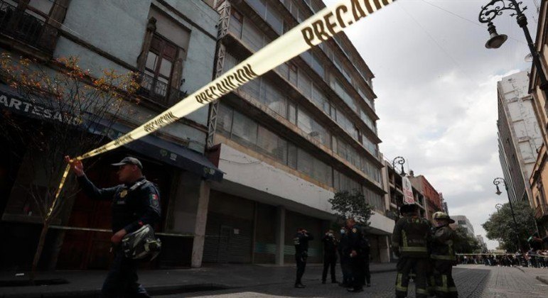 Polícia isola prédio que sofreu danos estruturais em decorrência do terremoto
