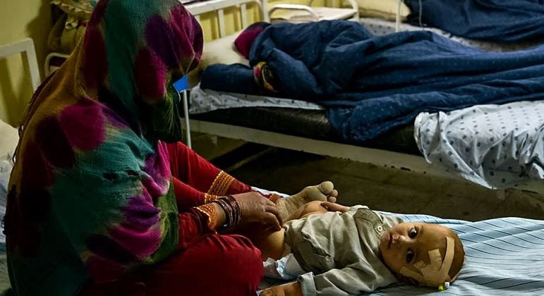 Bebê ferido após o terremoto recebe cuidados na província de Paktika
