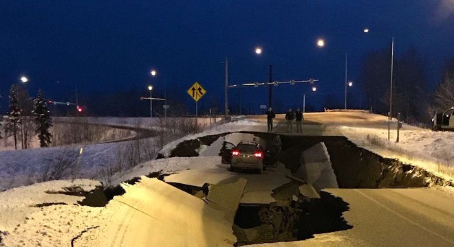 Tremor danificou estradas importantes que ligam Anchorage ao resto do estado