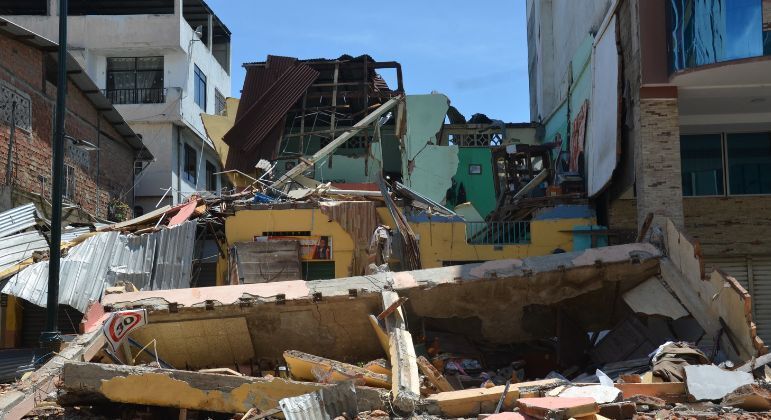 Prédio destruído após terremoto atingir a cidade de Machala, no Equador