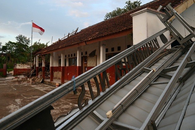 Herman Suherman, autoridade do governo em Cianjur, declarou que alguns moradores ficaram presos nos escombros de prédios desabados. Várias casas e um internato islâmico foram danificados