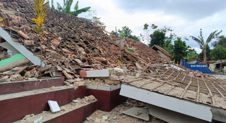 Um terremoto de magnitude 5,6 atingiu a província de Java Ocidental, na Indonésia, nesta segunda-feira (21), matando mais de 50 pessoas e deixando quase 700 feridos