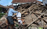 Neste cenário desolador, moradores de Cianjur começaram a enterrar seus parentes de acordo com os ritos islâmicos depois que foram autorizados a retirar seus corpos dos necrotérios. As autoridades alertaram para o risco de uma nova catástrofe natural