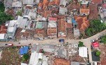 As autoridades alertaram que os escombros precisam ser removidos com urgência na cidade de Cianjur, a mais atingida pelo terremoto, devido a possíveis enchentes e deslizamentos de terra que podem ser desencadeados por fortes chuvas esperadas para os próximos dias