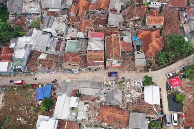 As autoridades alertaram que os escombros precisam ser removidos com urgência na cidade de Cianjur, a mais atingida pelo terremoto, devido a possíveis enchentes e deslizamentos de terra que podem ser desencadeados por fortes chuvas esperadas para os próximos dias
