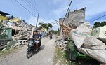 O governo mobilizou milhares de militares e policiais. Também fornece ajuda alimentar e tendas, mas as necessidades são imensas