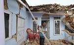 Os moradores estão bloqueados, sem água nem eletricidade, e alguns tiveram que dormir ao lado de mortos, detalhou. Nas cidades mais próximas de Cianjur, habitantes tentavam recuperar fotos de família, livros religiosos e certidões de casamento entre os escombros