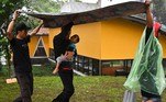 Um tremor secundário de magnitude 3,9 provocou pânico entre vários deslocados, que fugiram dos abrigos esta manhã, observaram jornalistas da AFP