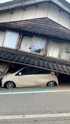 Em Shika, uma casa desabou sobre um carro