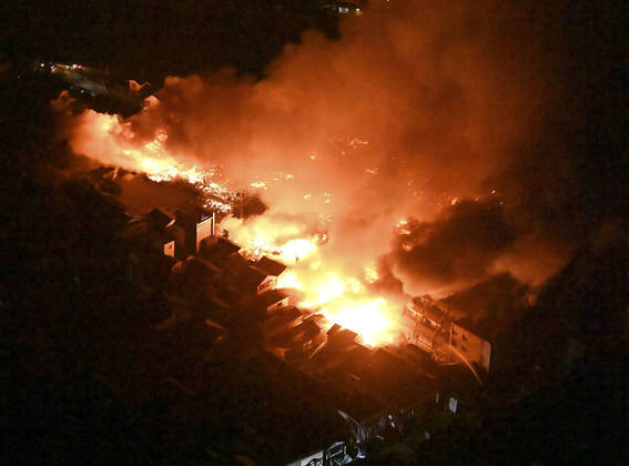 O terremoto desencadeou um incêndio em uma área residencial de Wajima