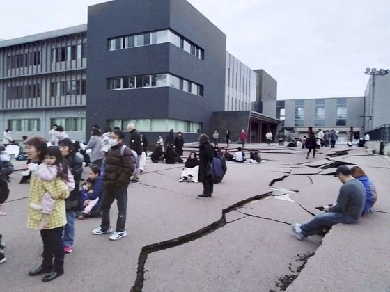 O mesmo ocorreu na cidade de Wajima, também na área de Ishikawa, a mais afetada, fazendo com que a população corresse para áreas abertas, devido ao risco de desabamento de edifícios