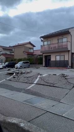 Na cidade de Uchinada, em Ishikawa, o chão do estacionamento em uma área residencial ficou rachado