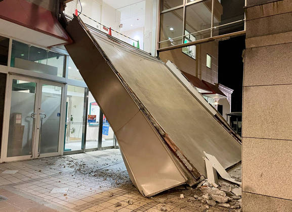 A marquise de um centro comercial caiu na cidade de Kaga