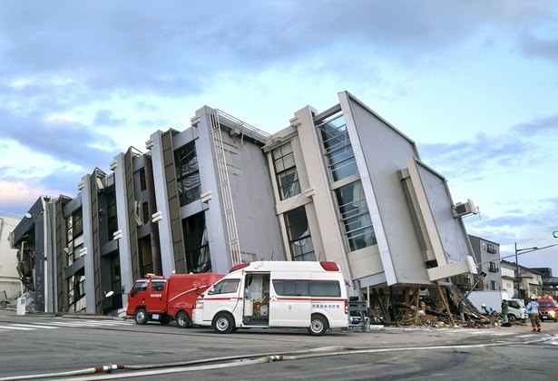 A cidade de Wajima (foto), a cerca de 500 km de Tóquio e situada muito perto do epicentro do sismo, foi uma das mais atingidas pelo abalo, que provocou o desabamento de cerca de 25 edifícios, muitos deles habitações particulares, nesta localidade de cerca de 27 mil habitantes