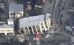 As autoridades acreditam que pessoas ainda possam estar presas sob os restos de 14 destes edifícios, acrescentou a NHK, citando o Corpo de Bombeiros local, que segue realizando operações de resgate