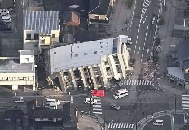 As autoridades acreditam que pessoas ainda possam estar presas sob os restos de 14 destes edifícios, acrescentou a NHK, citando o Corpo de Bombeiros local, que segue realizando operações de resgate