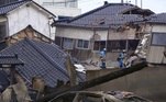 O número de mortos subiu para 48, segundo a emissora de TV estatal NHK, que acrescentou que essa conta pode aumentar, uma vez que ainda havia pessoas presas sob escombros