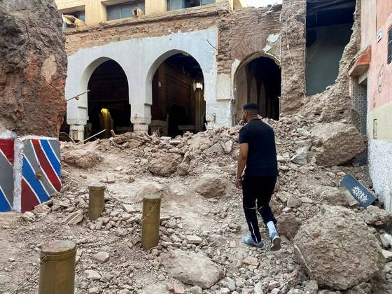 Além de danos mais 'superficiais' nas estruturas do país, o terremoto trouxe abaixo casas e edifícios inteiros, transformando-os em meras pilhas de escombros