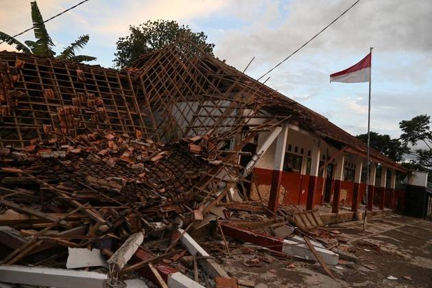 O terremoto foi sentido em Jacarta e sacudiu prédios e móveis, e algumas pessoas deixaram o escritório no distrito comercial central, disseram testemunhas da Reuters