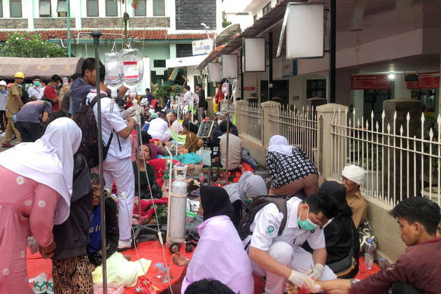 Nas duas horas após o terremoto, 25 tremores secundários foram registrados, disse a agência meteorológica e geofísica (BMKG, na sigla em inglês), e avisou que há risco de deslizamento de terra, especialmente em caso de chuva forte