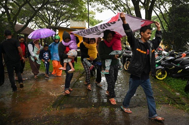 Desabrigados pelo terremoto que deixou ao menos 271 mortos na Indonésia solicitavam, nesta quarta-feira (23), todo tipo de ajuda aos serviços de emergência, que enfrentam dificuldades para encontrar sobreviventes devido a tremores secundários e fortes chuvas