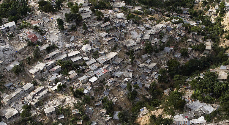Vista aérea de Porto Príncipe após o terremoto que atingiu o Haiti em 2010