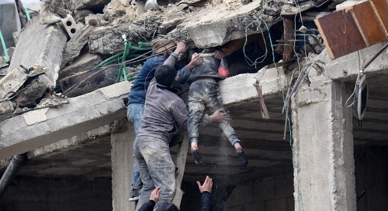 Sírios tentam resgatar pessoas presas nos escombros de prédio após terremoto