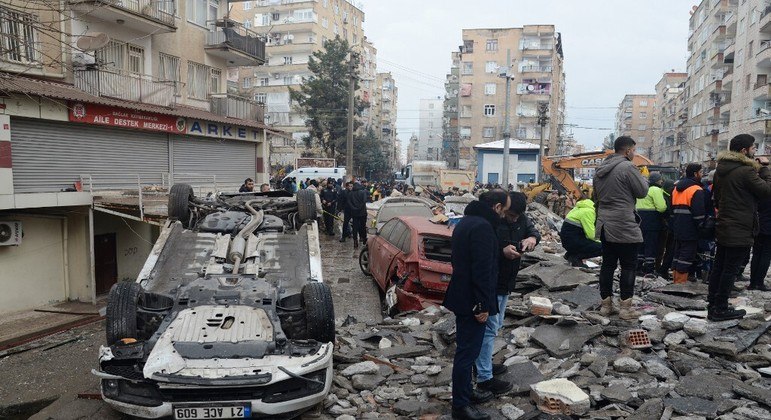 Turquia é 
atingida por um forte terremoto de 7,8 graus e, na sequência, por novos tremores