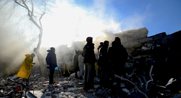 Equipes de resgate tentam localizar sobreviventes sob escombros após 24 horas do terremoto
