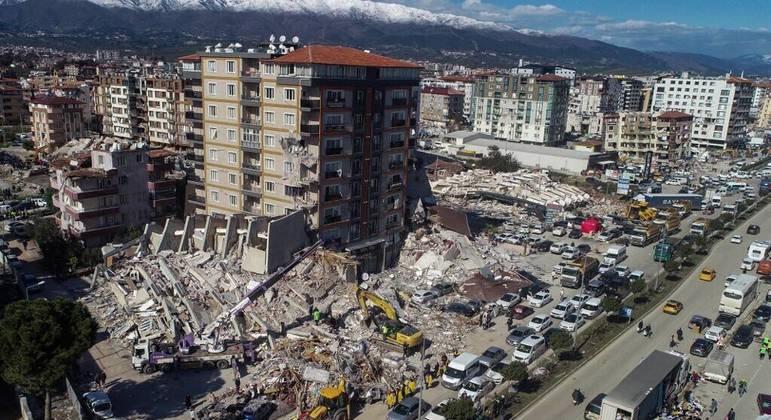 Tremor de magnitude 7,8 atingiu o sul da Turquia e o norte da Síria na segunda-feira (6)
