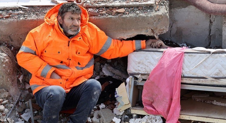 Naquele momento, Adem pensou que a imagem resumia a dor das vítimas do terremoto. Não poderia imaginar o impacto que a fotografia teria. Publicada nas primeiras páginas da imprensa mundial, a imagem viralizou nas redes sociais e foi compartilhada milhares de vezes por internautas consternados