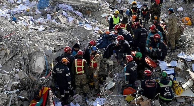 Trabalhos de resgate seguem mais de uma semana após o terremoto que atingiu a Turquia e a Síria