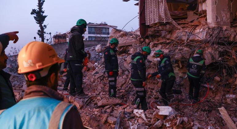 Voluntários ainda procuraram corpos sob escombros em terremoto na Turquia