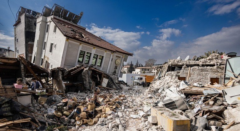 Mais de 46 mil pessoas morreram após terremoto que atingiu a Turquia e a Síria
