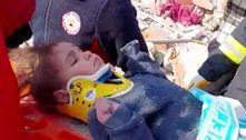 Crianças são retiradas de prédios destruídos quase uma semana após terremoto na Turquia