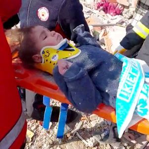 Criança resgatada de destroços após terremoto na Turquia