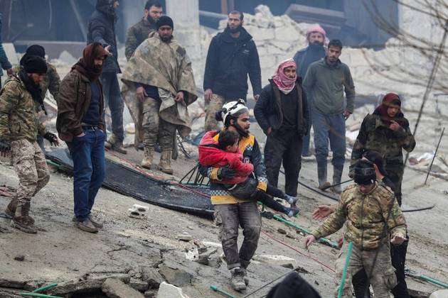 Mais de mil prédios desabaram completamente, o que sugere um número de vítimas muito maior, informou o vice-presidente da Turquia, Fuat OktayLeia mais: Número de mortos em terremoto na Turquia e na Síria passa de 2.300
